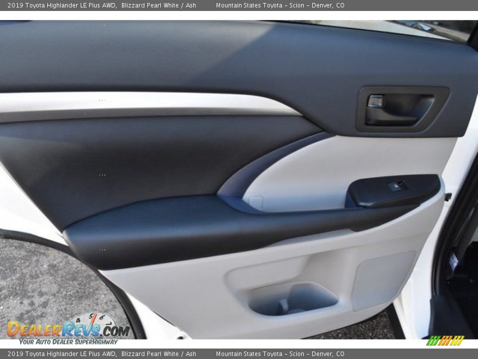 2019 Toyota Highlander LE Plus AWD Blizzard Pearl White / Ash Photo #23