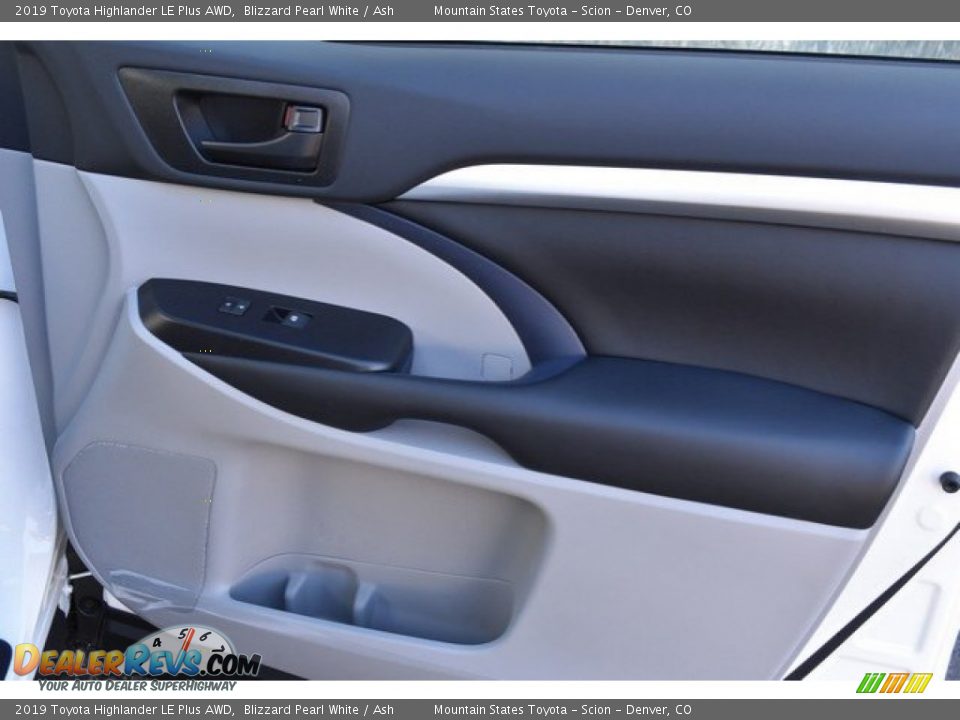 2019 Toyota Highlander LE Plus AWD Blizzard Pearl White / Ash Photo #24