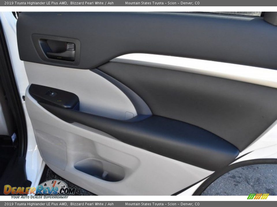 2019 Toyota Highlander LE Plus AWD Blizzard Pearl White / Ash Photo #25