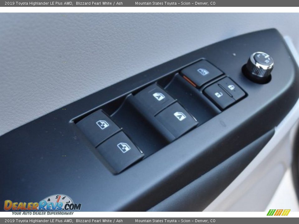 2019 Toyota Highlander LE Plus AWD Blizzard Pearl White / Ash Photo #26