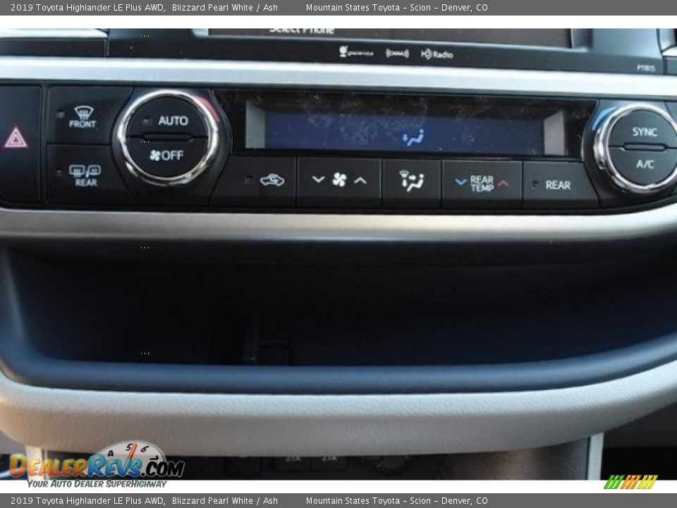 2019 Toyota Highlander LE Plus AWD Blizzard Pearl White / Ash Photo #31