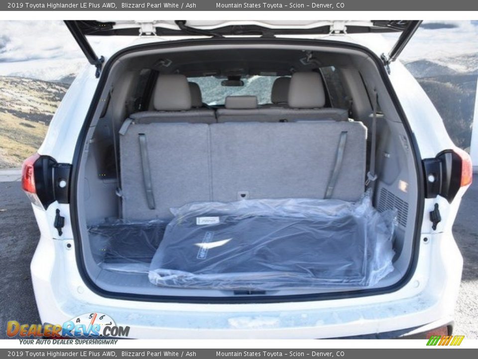 2019 Toyota Highlander LE Plus AWD Blizzard Pearl White / Ash Photo #32