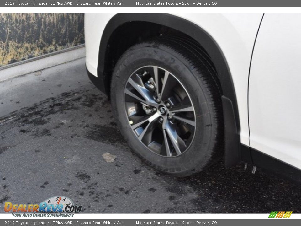 2019 Toyota Highlander LE Plus AWD Blizzard Pearl White / Ash Photo #34