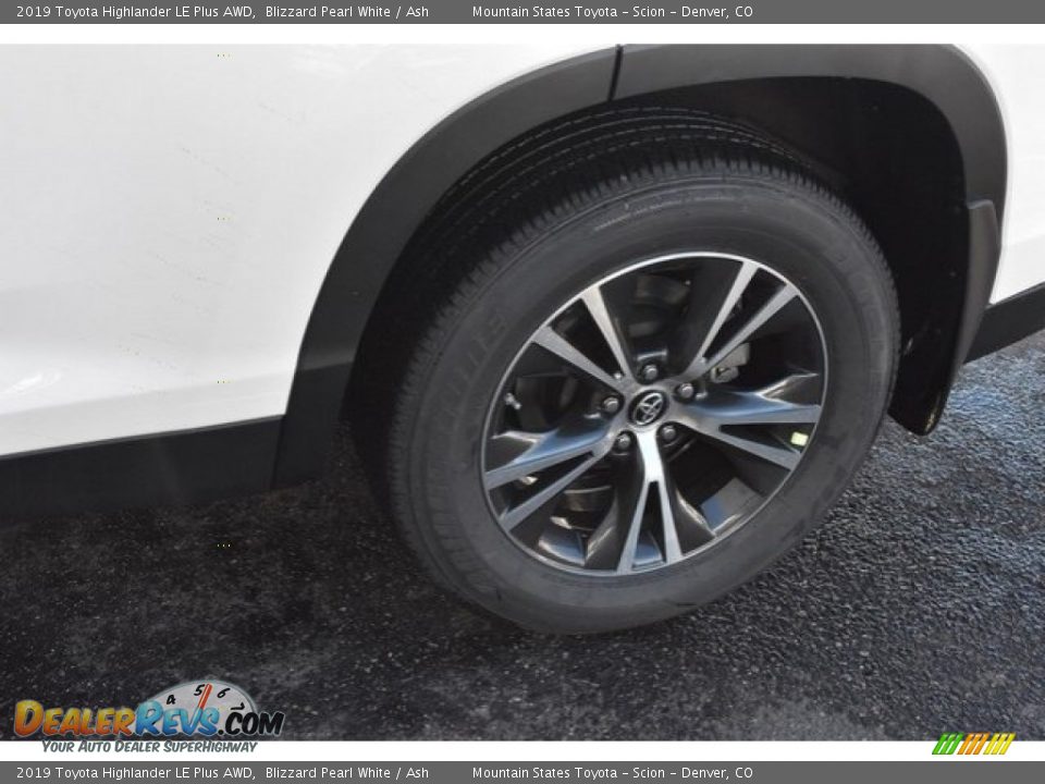 2019 Toyota Highlander LE Plus AWD Blizzard Pearl White / Ash Photo #35
