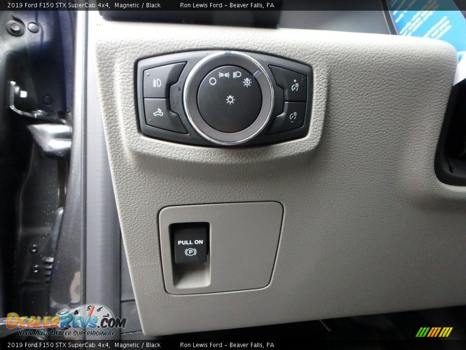Controls of 2019 Ford F150 STX SuperCab 4x4 Photo #15