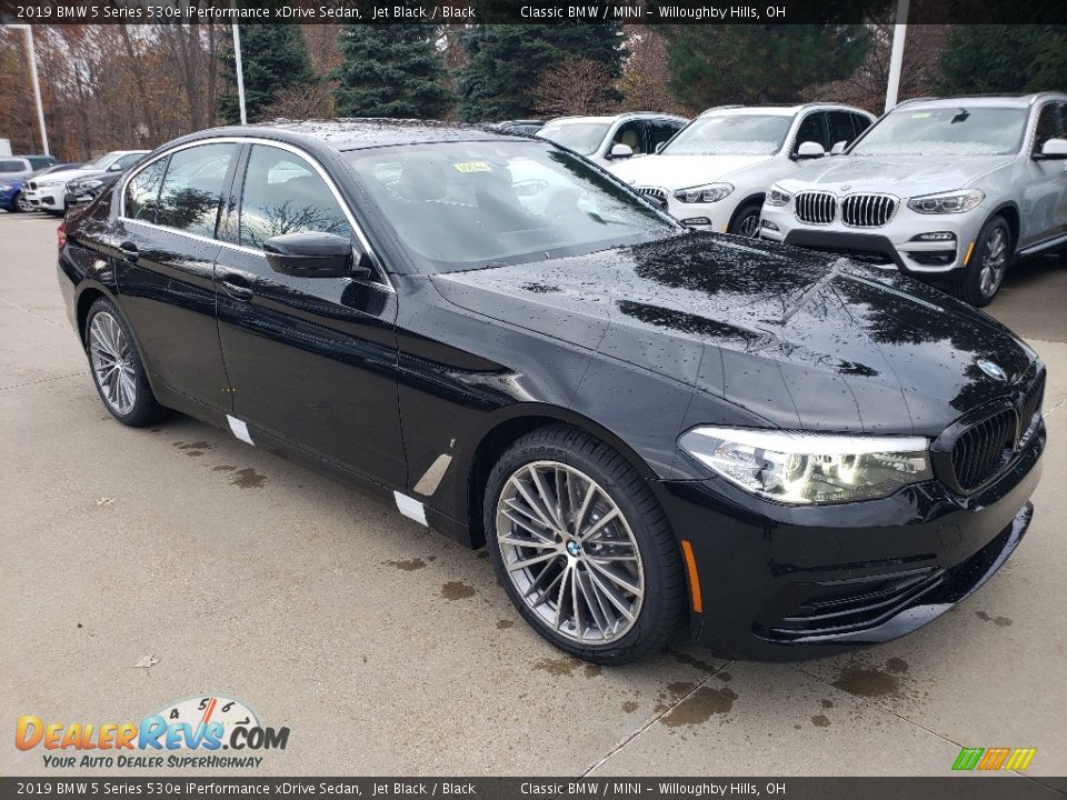 Front 3/4 View of 2019 BMW 5 Series 530e iPerformance xDrive Sedan Photo #1