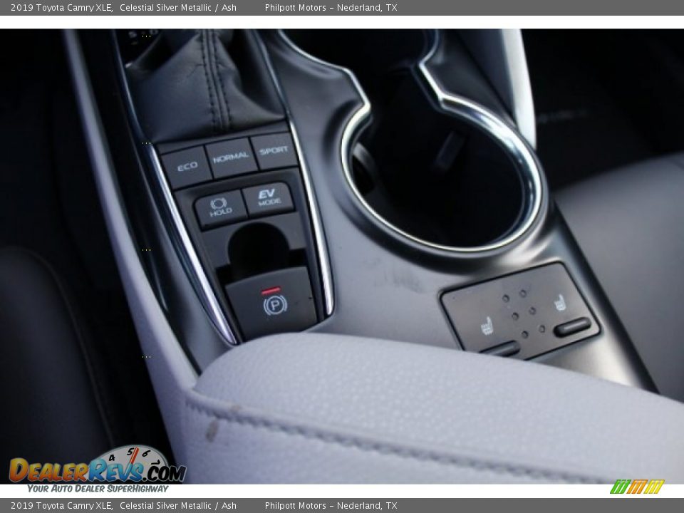 Controls of 2019 Toyota Camry XLE Photo #15