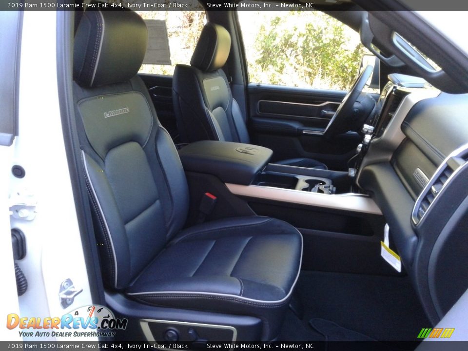 2019 Ram 1500 Laramie Crew Cab 4x4 Ivory Tri–Coat / Black Photo #16