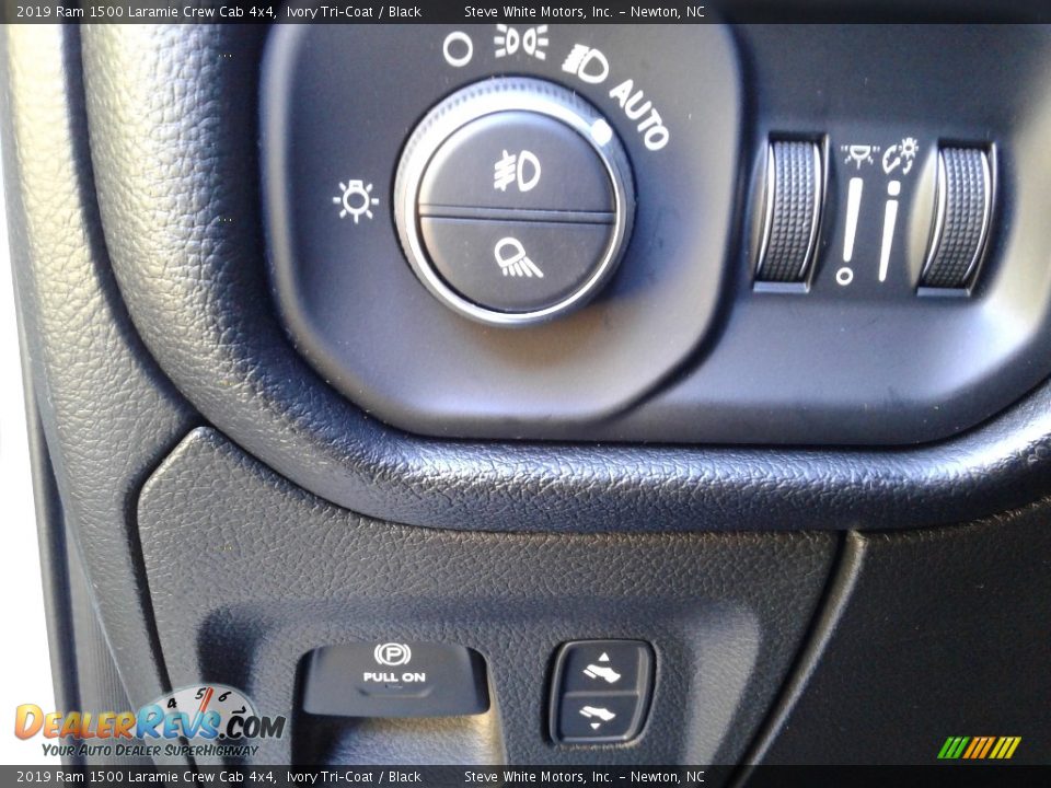 2019 Ram 1500 Laramie Crew Cab 4x4 Ivory Tri–Coat / Black Photo #17