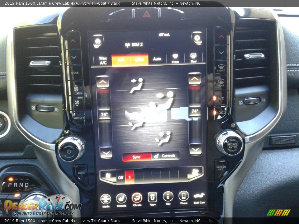 2019 Ram 1500 Laramie Crew Cab 4x4 Ivory Tri–Coat / Black Photo #26