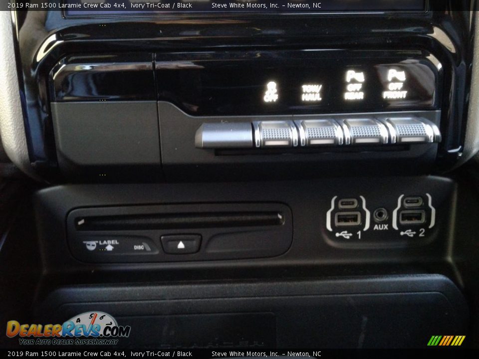 2019 Ram 1500 Laramie Crew Cab 4x4 Ivory Tri–Coat / Black Photo #30