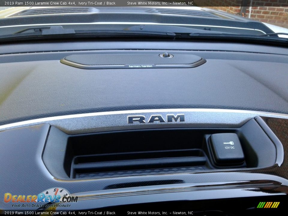 2019 Ram 1500 Laramie Crew Cab 4x4 Ivory Tri–Coat / Black Photo #32