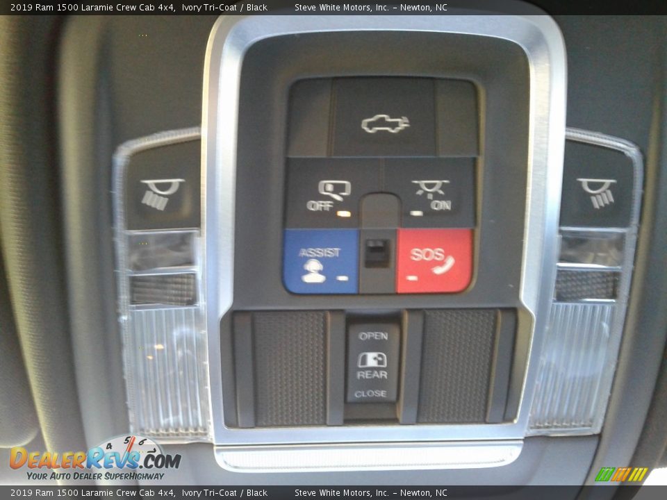 2019 Ram 1500 Laramie Crew Cab 4x4 Ivory Tri–Coat / Black Photo #33