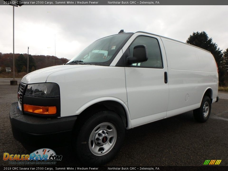 Front 3/4 View of 2019 GMC Savana Van 2500 Cargo Photo #1