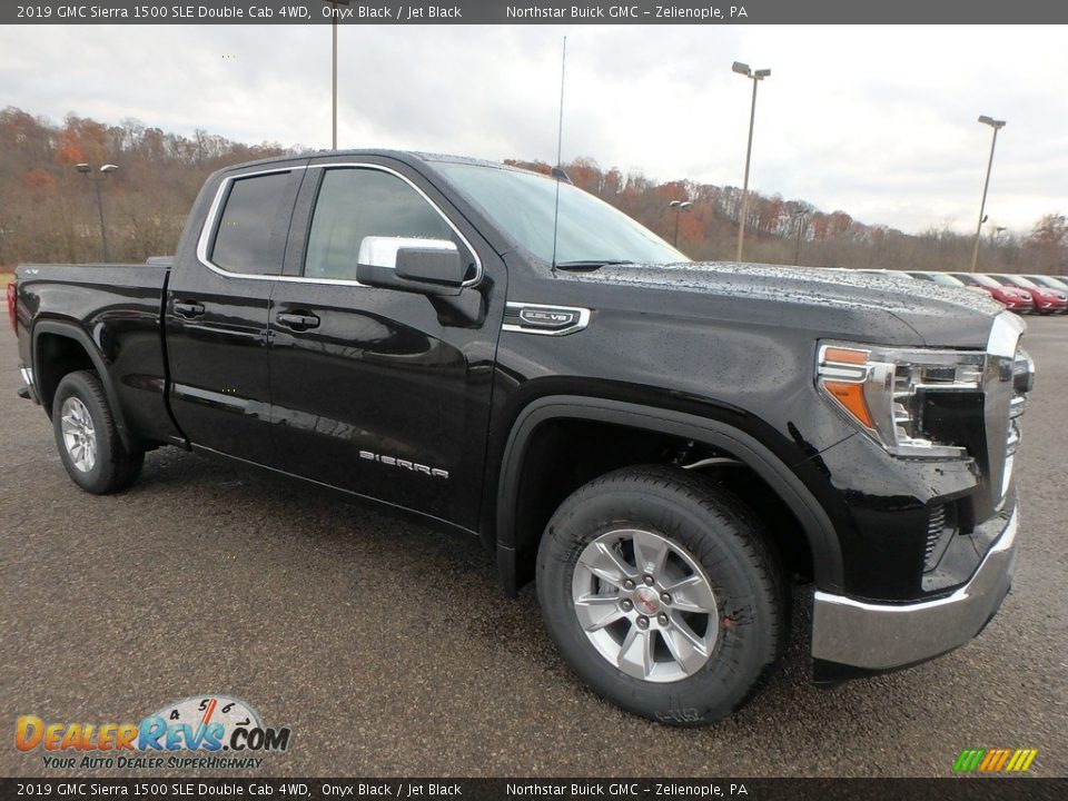 Front 3/4 View of 2019 GMC Sierra 1500 SLE Double Cab 4WD Photo #3