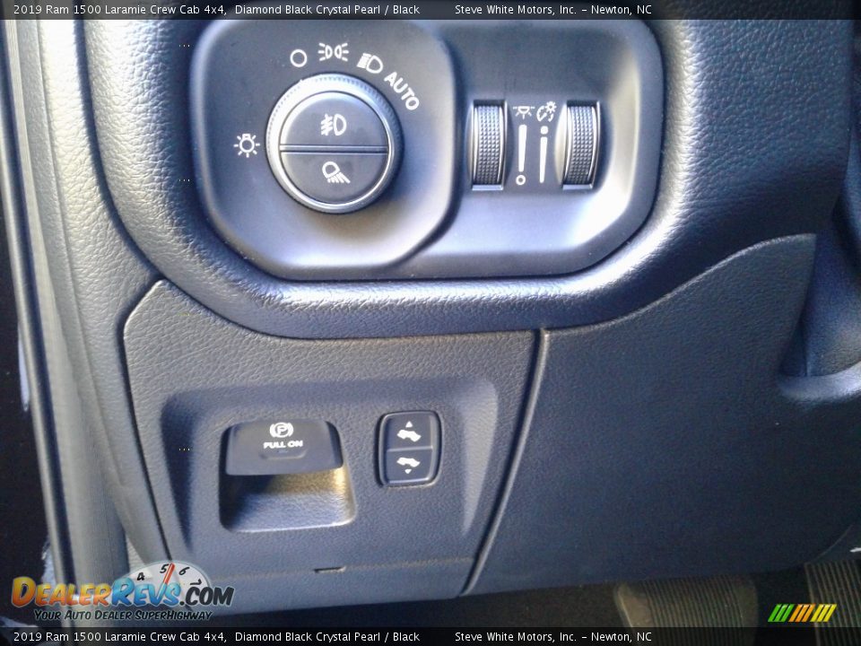 2019 Ram 1500 Laramie Crew Cab 4x4 Diamond Black Crystal Pearl / Black Photo #17