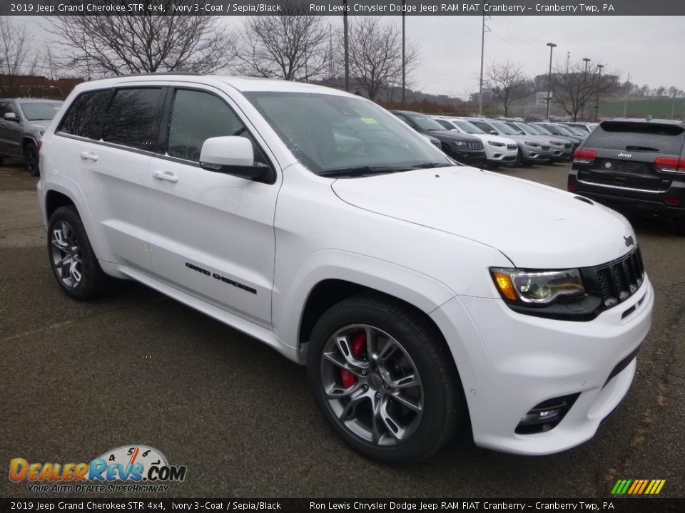 Front 3/4 View of 2019 Jeep Grand Cherokee STR 4x4 Photo #8