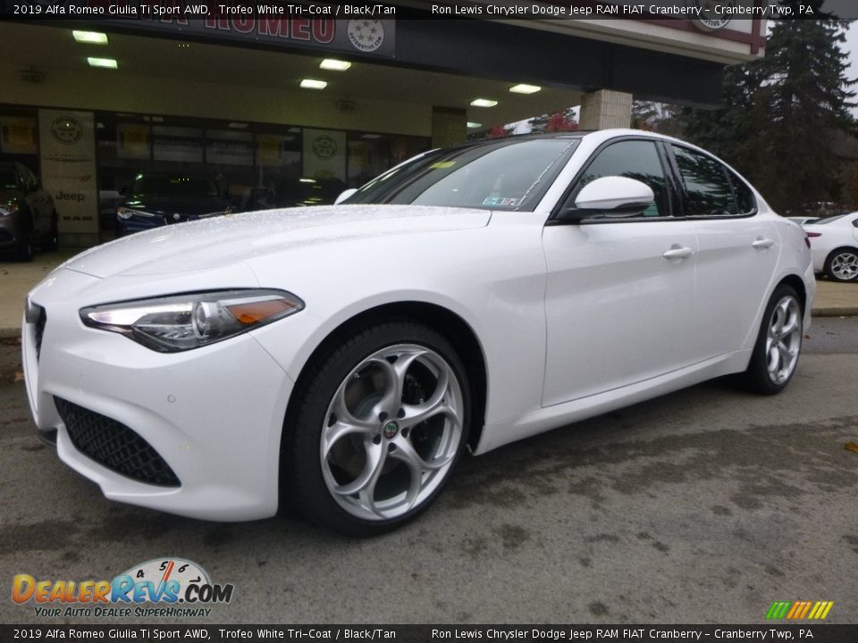 Front 3/4 View of 2019 Alfa Romeo Giulia Ti Sport AWD Photo #2