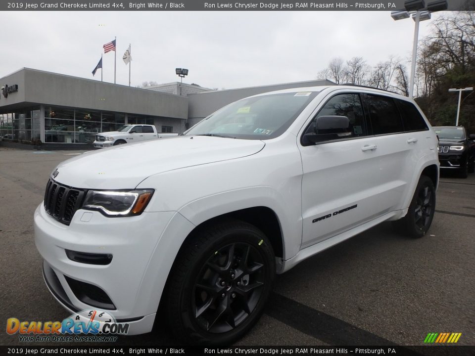 Front 3/4 View of 2019 Jeep Grand Cherokee Limited 4x4 Photo #1
