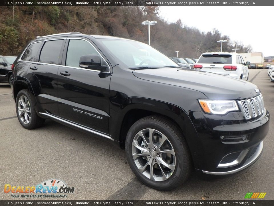 Front 3/4 View of 2019 Jeep Grand Cherokee Summit 4x4 Photo #7