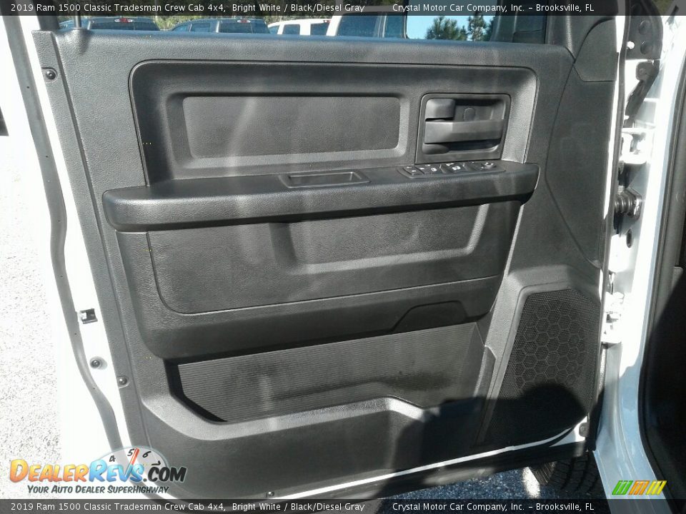 2019 Ram 1500 Classic Tradesman Crew Cab 4x4 Bright White / Black/Diesel Gray Photo #17