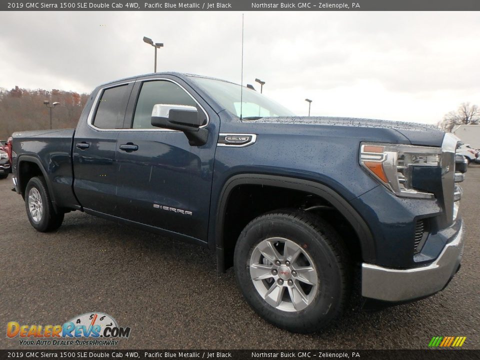 Front 3/4 View of 2019 GMC Sierra 1500 SLE Double Cab 4WD Photo #3