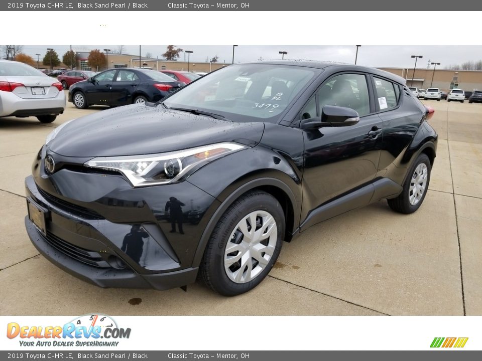 Front 3/4 View of 2019 Toyota C-HR LE Photo #1