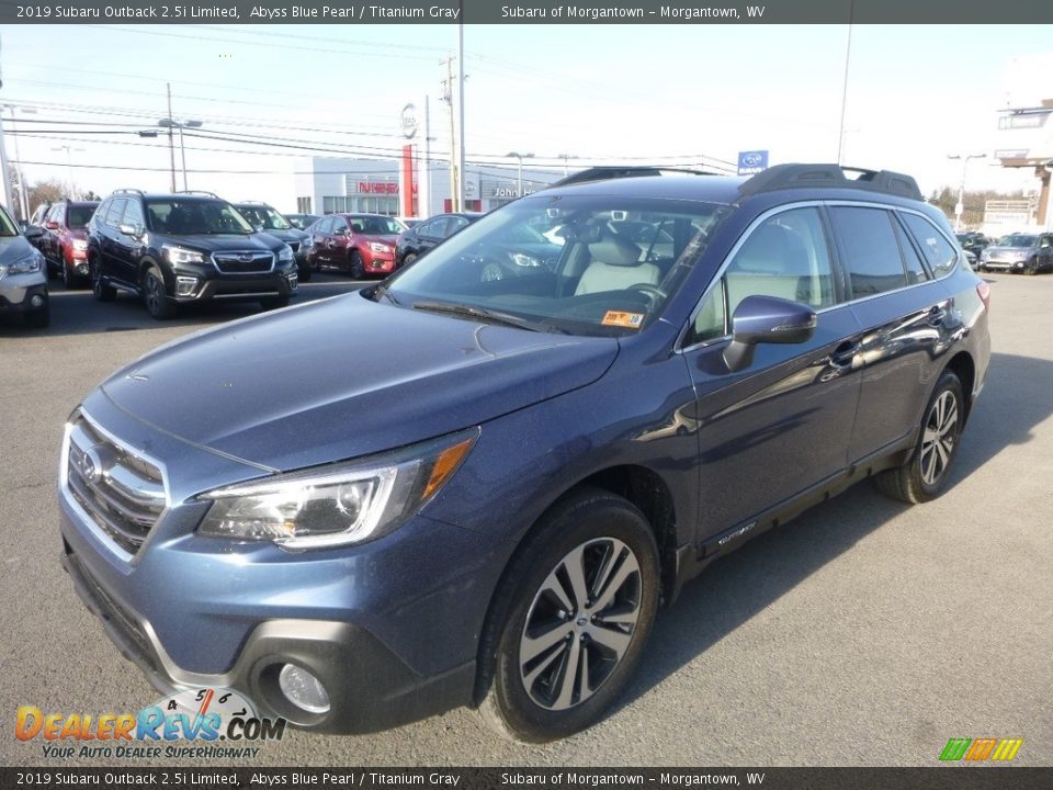 Front 3/4 View of 2019 Subaru Outback 2.5i Limited Photo #8