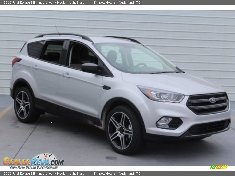 Front 3/4 View of 2019 Ford Escape SEL Photo #2