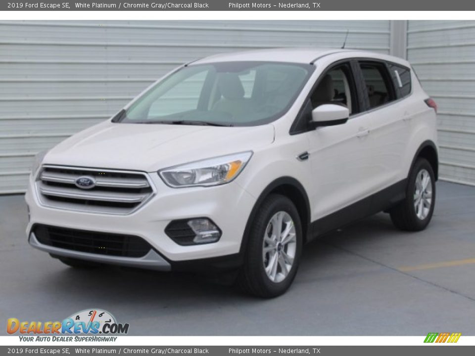Front 3/4 View of 2019 Ford Escape SE Photo #4