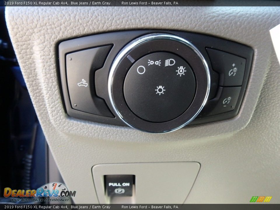Controls of 2019 Ford F150 XL Regular Cab 4x4 Photo #18