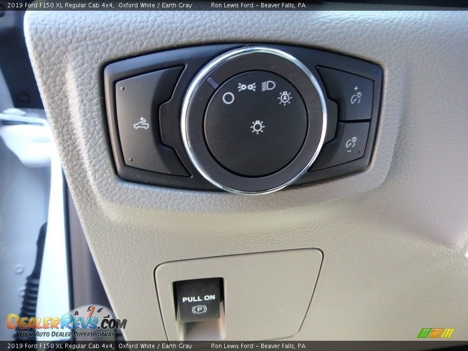 Controls of 2019 Ford F150 XL Regular Cab 4x4 Photo #17