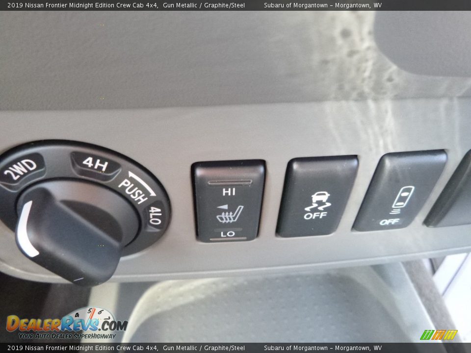 Controls of 2019 Nissan Frontier Midnight Edition Crew Cab 4x4 Photo #19