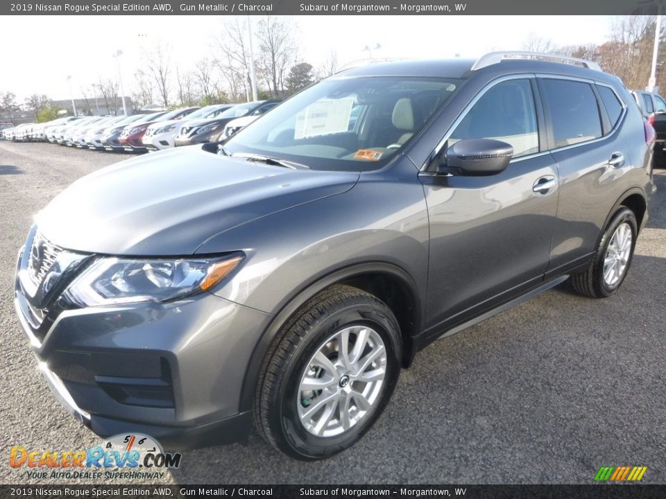 Front 3/4 View of 2019 Nissan Rogue Special Edition AWD Photo #8