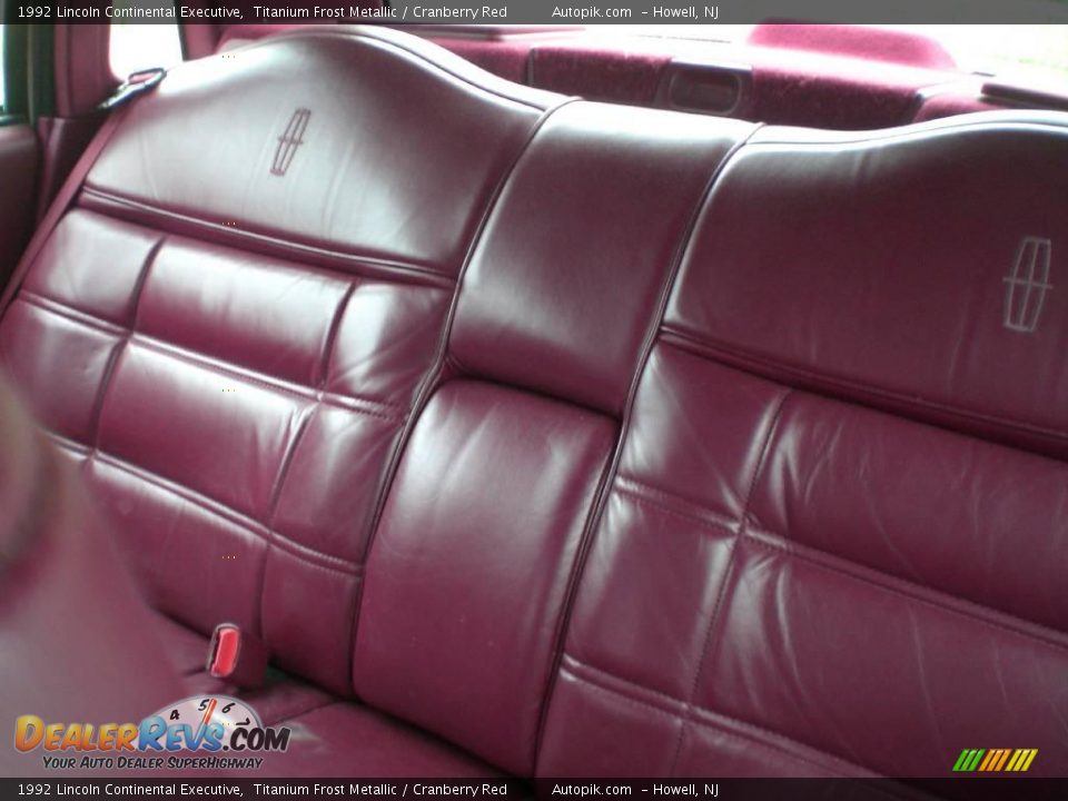 1992 Lincoln Continental Executive Titanium Frost Metallic / Cranberry Red Photo #11