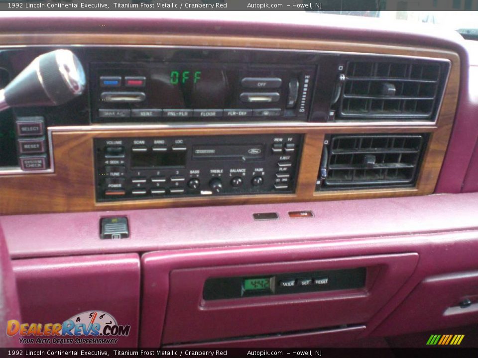 1992 Lincoln Continental Executive Titanium Frost Metallic / Cranberry Red Photo #12