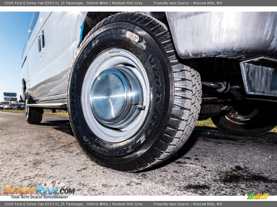 2006 Ford E Series Van E350 XL 15 Passenger Oxford White / Medium Flint Grey Photo #2