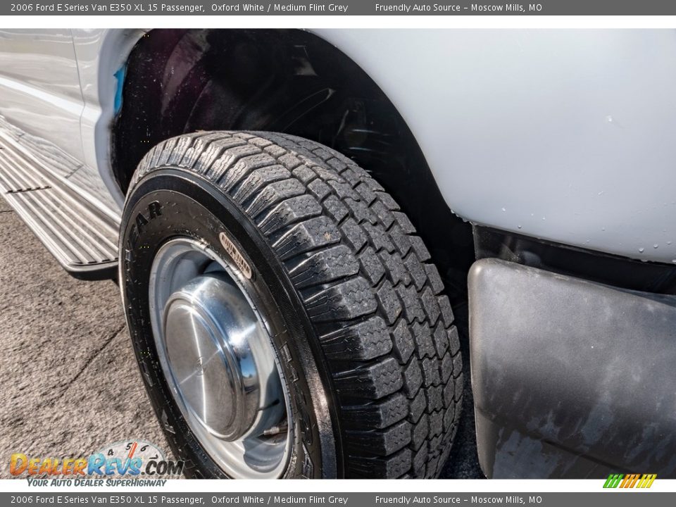 2006 Ford E Series Van E350 XL 15 Passenger Oxford White / Medium Flint Grey Photo #12