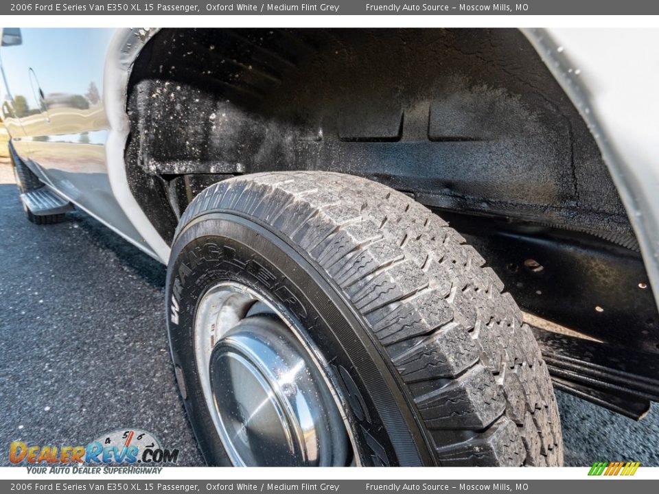 2006 Ford E Series Van E350 XL 15 Passenger Oxford White / Medium Flint Grey Photo #15