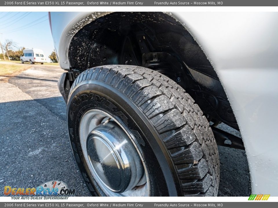 2006 Ford E Series Van E350 XL 15 Passenger Oxford White / Medium Flint Grey Photo #16