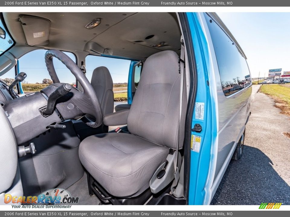 2006 Ford E Series Van E350 XL 15 Passenger Oxford White / Medium Flint Grey Photo #27