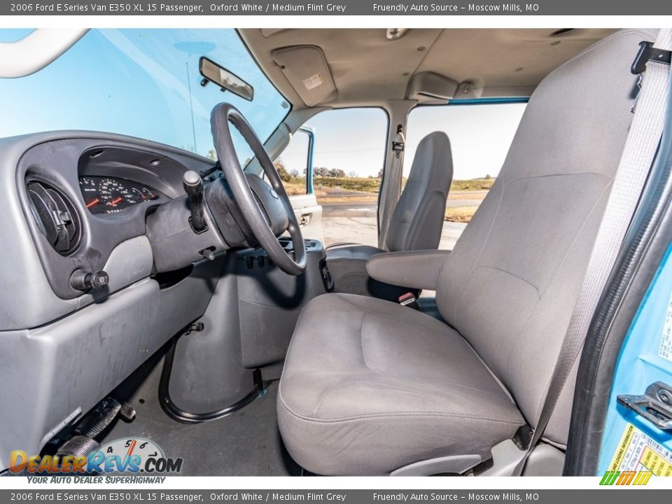 2006 Ford E Series Van E350 XL 15 Passenger Oxford White / Medium Flint Grey Photo #28