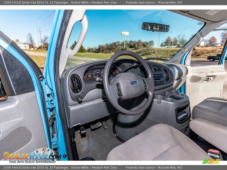 2006 Ford E Series Van E350 XL 15 Passenger Oxford White / Medium Flint Grey Photo #29