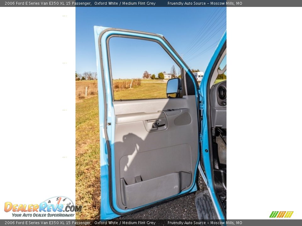 2006 Ford E Series Van E350 XL 15 Passenger Oxford White / Medium Flint Grey Photo #30