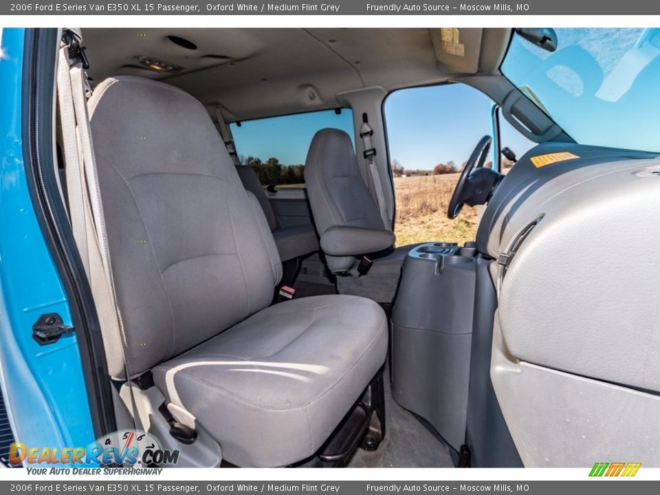 2006 Ford E Series Van E350 XL 15 Passenger Oxford White / Medium Flint Grey Photo #31