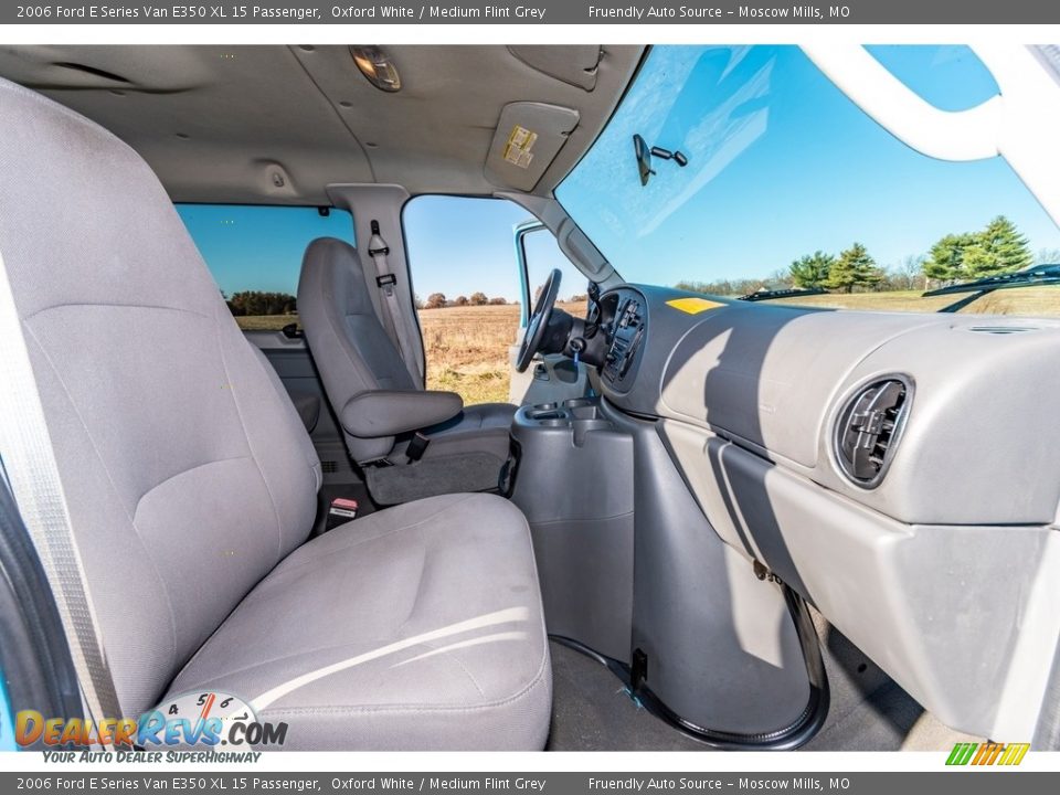 2006 Ford E Series Van E350 XL 15 Passenger Oxford White / Medium Flint Grey Photo #32