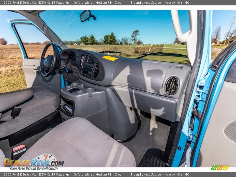 2006 Ford E Series Van E350 XL 15 Passenger Oxford White / Medium Flint Grey Photo #33