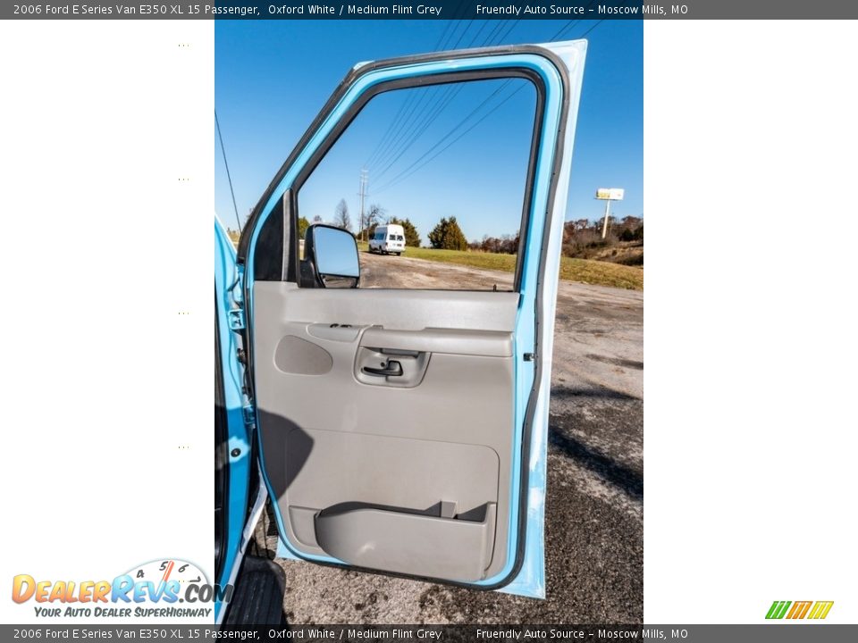 2006 Ford E Series Van E350 XL 15 Passenger Oxford White / Medium Flint Grey Photo #34