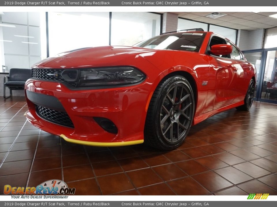 Front 3/4 View of 2019 Dodge Charger R/T Scat Pack Photo #3