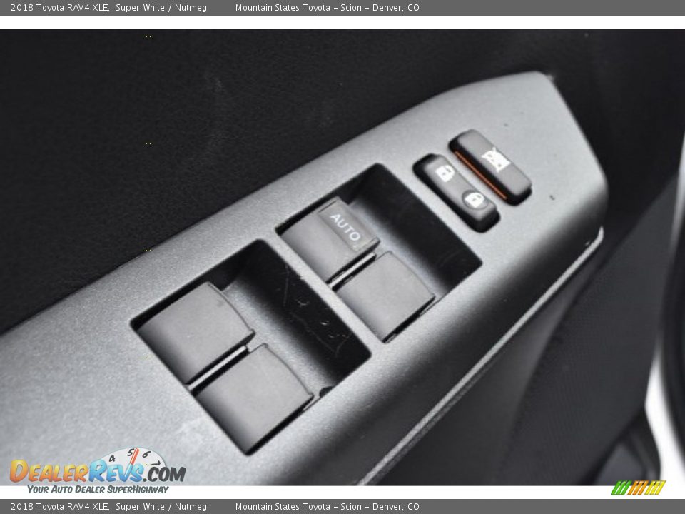 2018 Toyota RAV4 XLE Super White / Nutmeg Photo #24